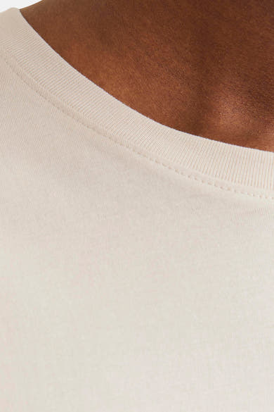 T-shirt à manches courtes beige de JACK & JONES, détail du col ras du cou.