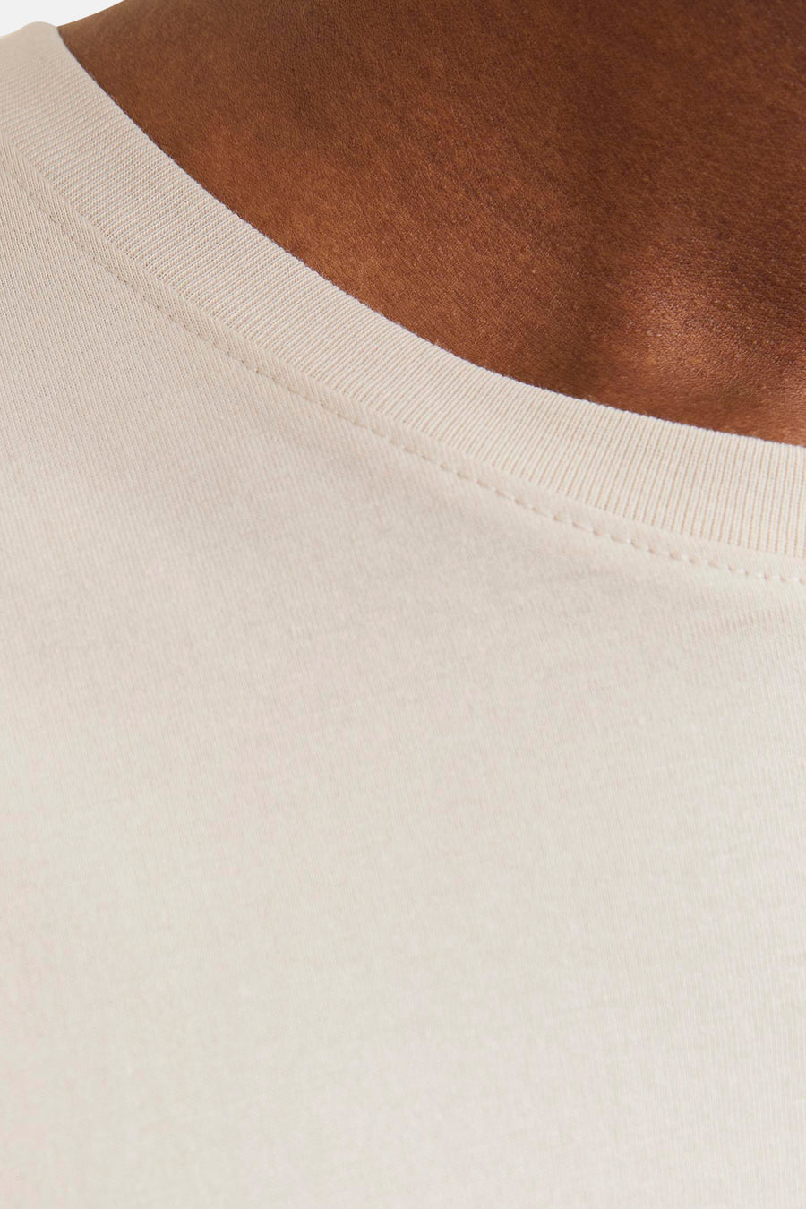 T-shirt à manches courtes beige de JACK & JONES, détail du col ras du cou.