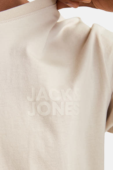 T-shirt à manches courtes beige de JACK & JONES, avec logo ton sur ton embossé sur la poitrine.
