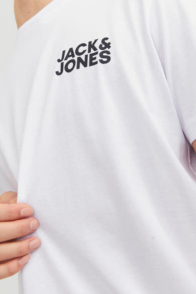 T-shirt blanc de JACK & JONES avec logo imprimé sur le devant, porté avec un jean.