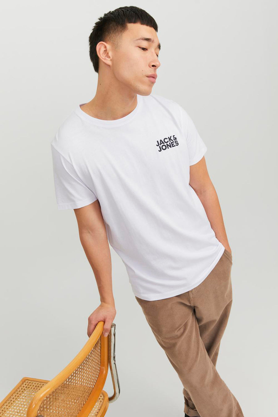 T-shirt blanc à manches courtes de JACK & JONES, porté avec un pantalon marron.