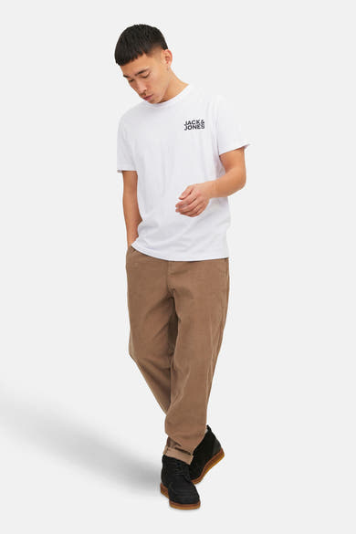 T-shirt blanc à manches courtes de JACK & JONES, avec logo imprimé sur la poitrine.