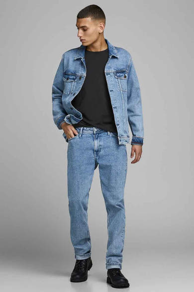 T-shirt noir à manches courtes de JACK & JONES, porté avec une veste et un jean en denim bleu clair.