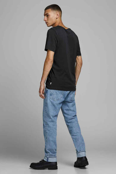 T-shirt noir à manches courtes de JACK & JONES, porté avec un jean bleu et des chaussures noires.