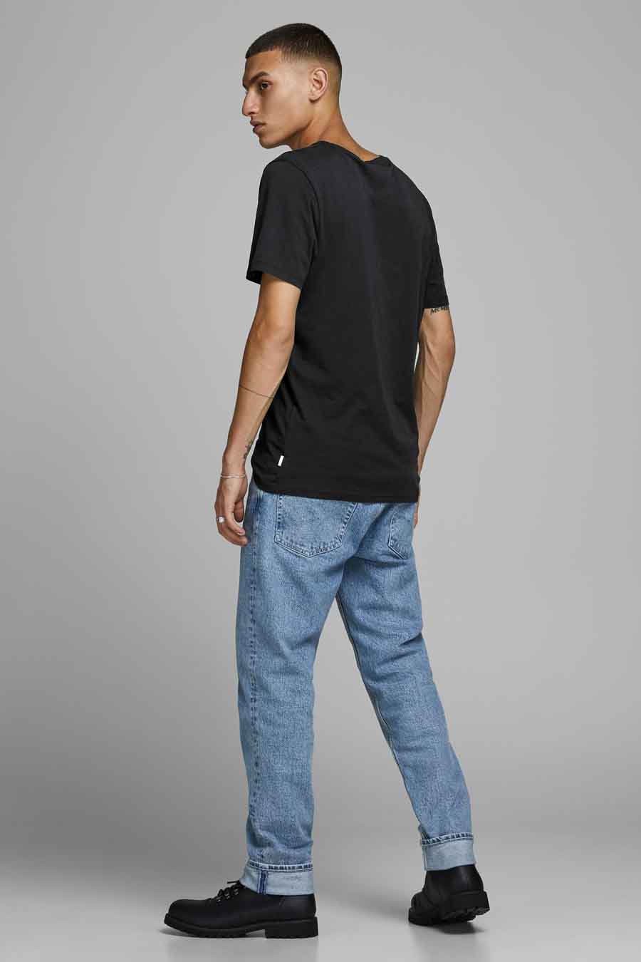 T-shirt noir à manches courtes de JACK & JONES, porté avec un jean bleu et des chaussures noires.