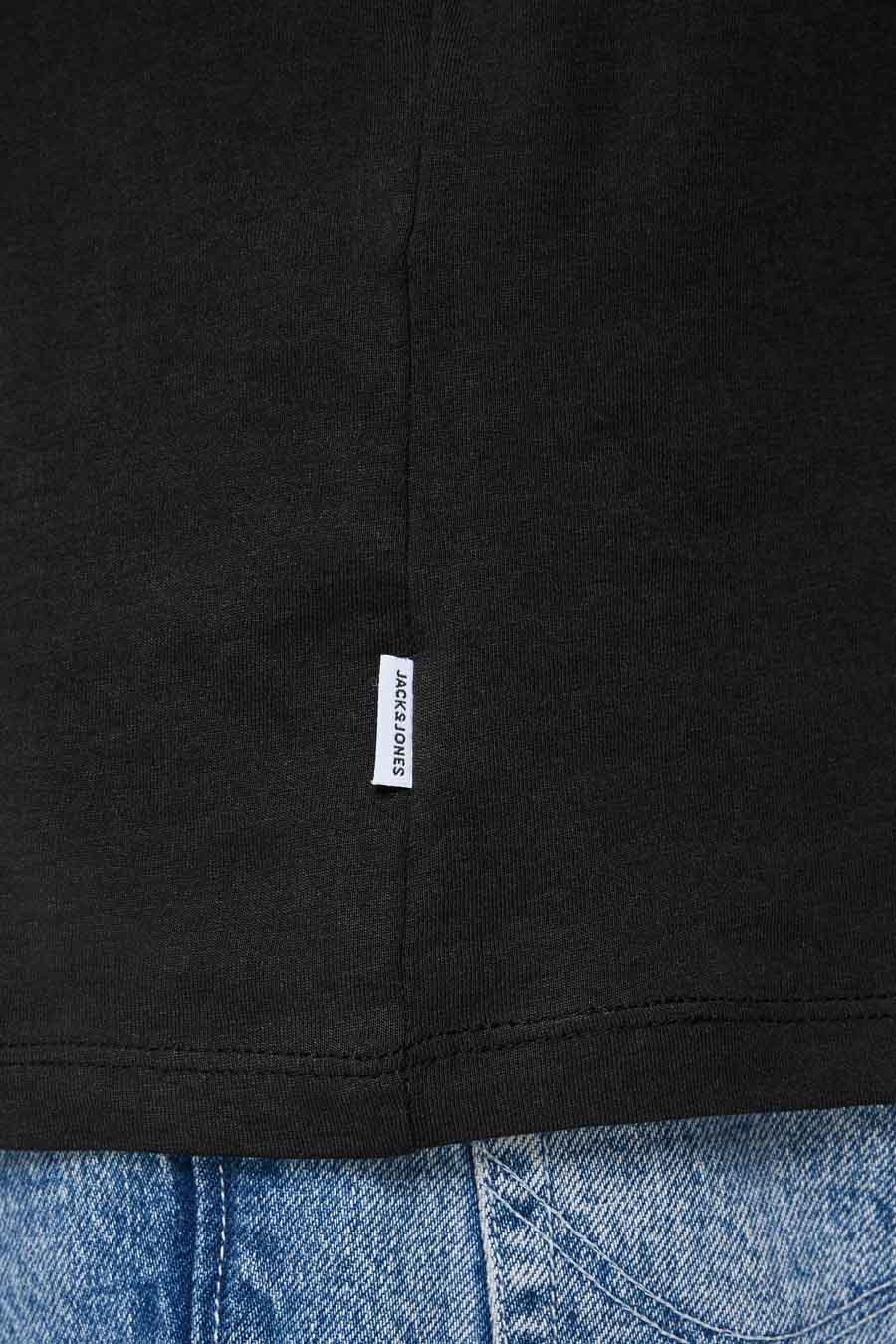 T-shirt noir à manches courtes de JACK & JONES, détail de l'étiquette de la marque sur le côté.
