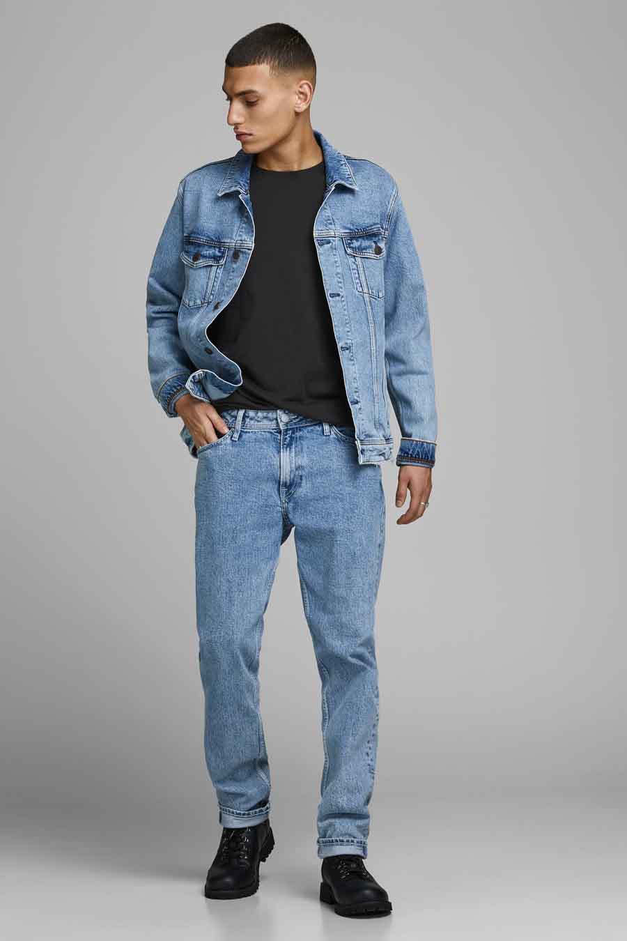 T-shirt noir à manches courtes de JACK & JONES, porté avec une veste en jean et un pantalon assorti.