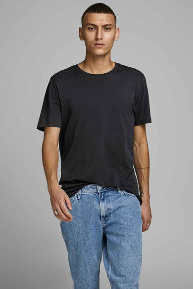 T-shirt noir à manches courtes de JACK & JONES, porté avec un jean bleu clair.