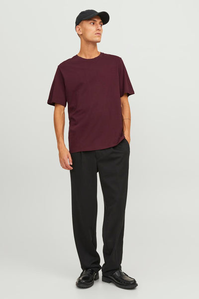 Rood T-shirt met korte mouwen van JACK & JONES, gedragen met een zwarte broek en loafers.