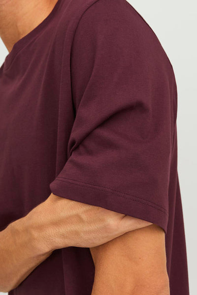 T-shirt rouge à manches courtes de JACK & JONES, détail de la texture du tissu.
