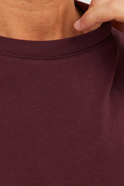 T-shirt à manches courtes rouge de JACK & JONES, détail du col et texture du tissu.