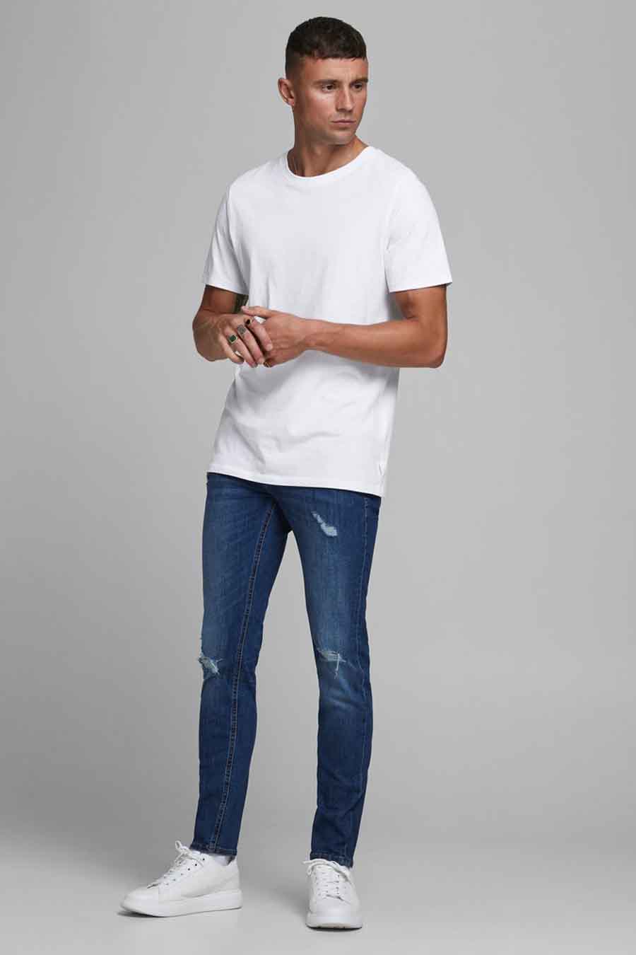 T-shirt blanc à manches courtes de JACK & JONES, porté avec un jean bleu et des baskets blanches.