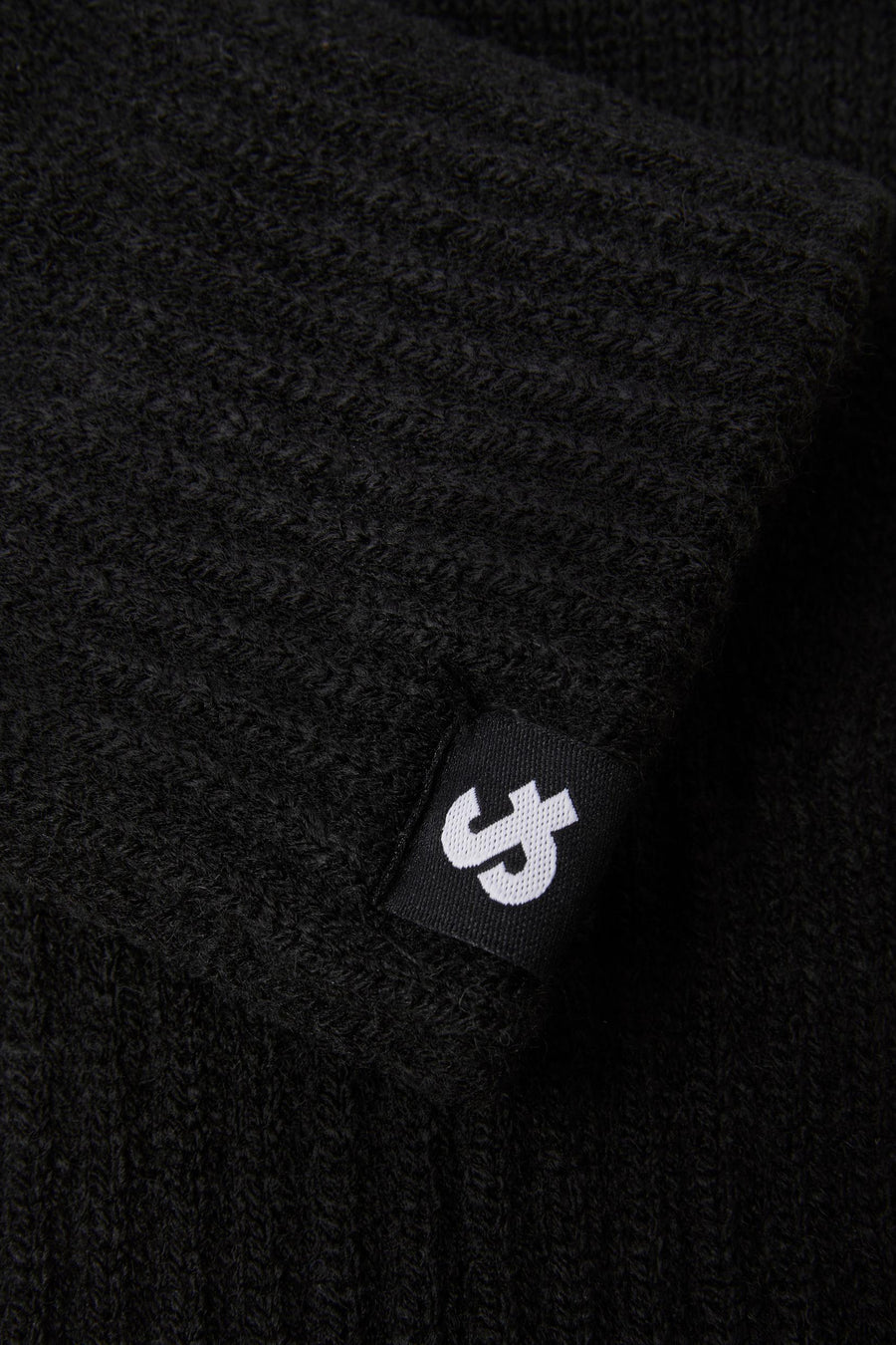 Gants noirs en tricot par ACCESSORIES BY JACK & JONES, avec étiquette de marque blanche cousue.