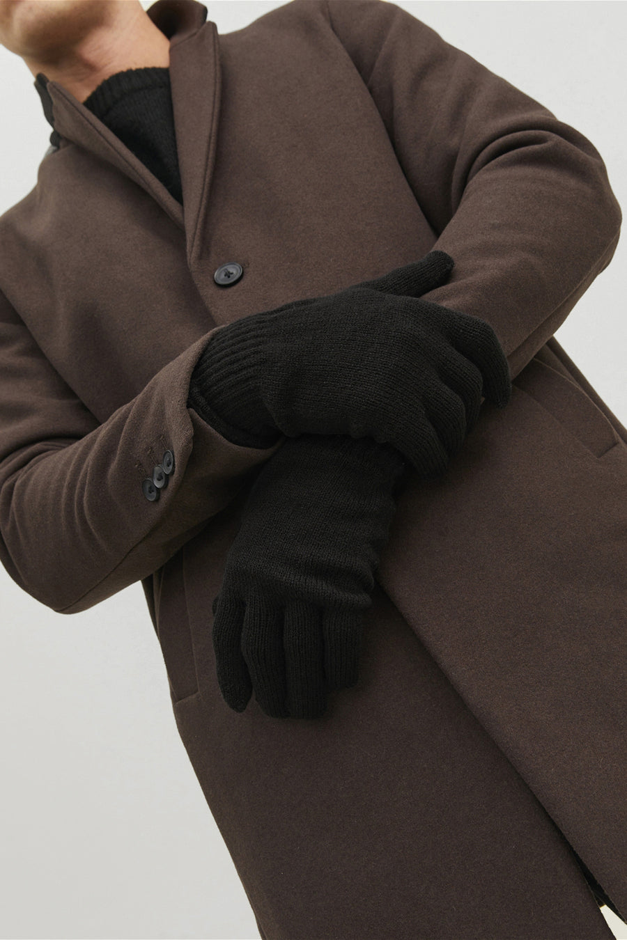 Gants noirs en tricot par ACCESSORIES BY JACK & JONES, portés avec un manteau marron.