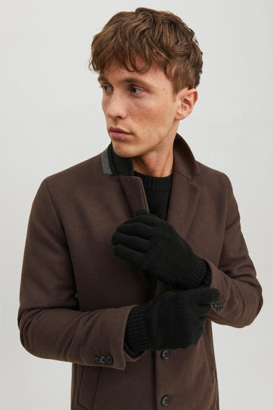 Gants noirs ACCESSORIES BY JACK & JONES, portés avec un manteau marron et un pull noir.