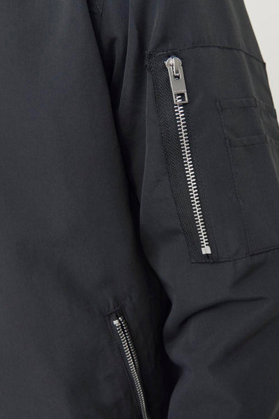 Korte zwarte jas van Premium Blue by Jack & Jones, met een zichtbare knoop op de mouw.