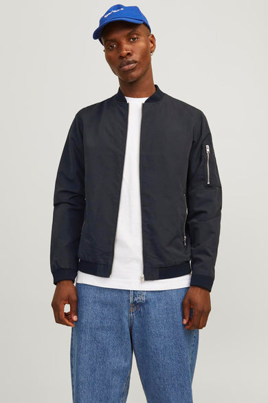 Veste courte noire par PREMIUM BLUE BY JACK & JONES, avec fermeture éclair et détails de poches zippées sur la manche.