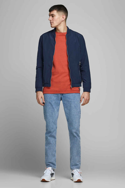 Veste courte bleue de PREMIUM BLUE BY JACK & JONES, portée avec un t-shirt orange et un jean clair.