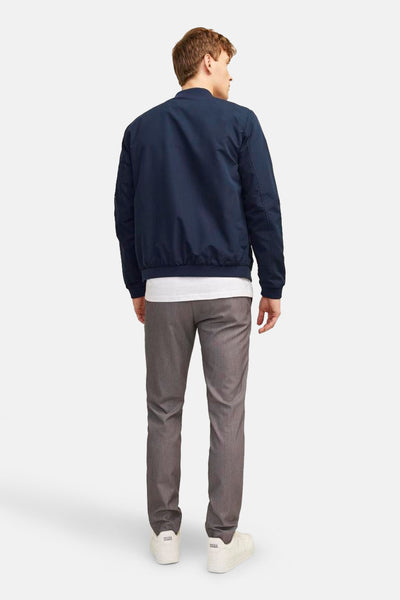 Veste courte bleue de PREMIUM BLUE BY JACK & JONES, avec pantalon gris et chaussures blanches.