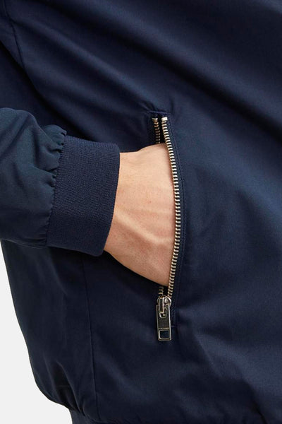 Korte blauwe jas van PREMIUM BLUE BY JACK & JONES, met een zilveren ritssluiting en elastische manchetten.