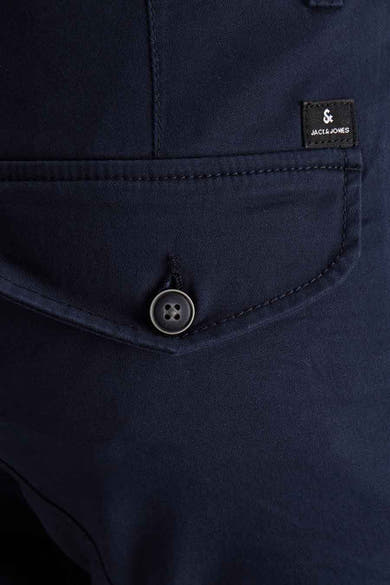 Pantalon cargo bleu par JACK & JONES, avec poche boutonnée décorative.