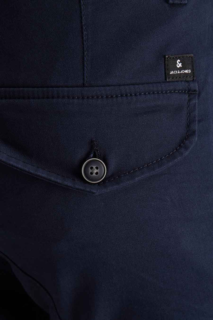 Pantalon cargo bleu par JACK & JONES, avec poche boutonnée décorative.