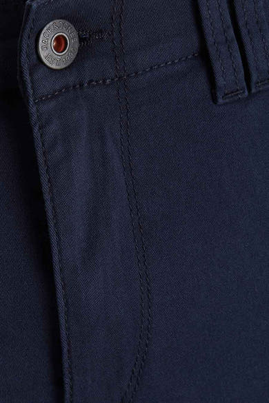 Pantalon cargo bleu marine de JACK & JONES JEANS INTELLIGENCE, détail bouton de fermeture logoté.