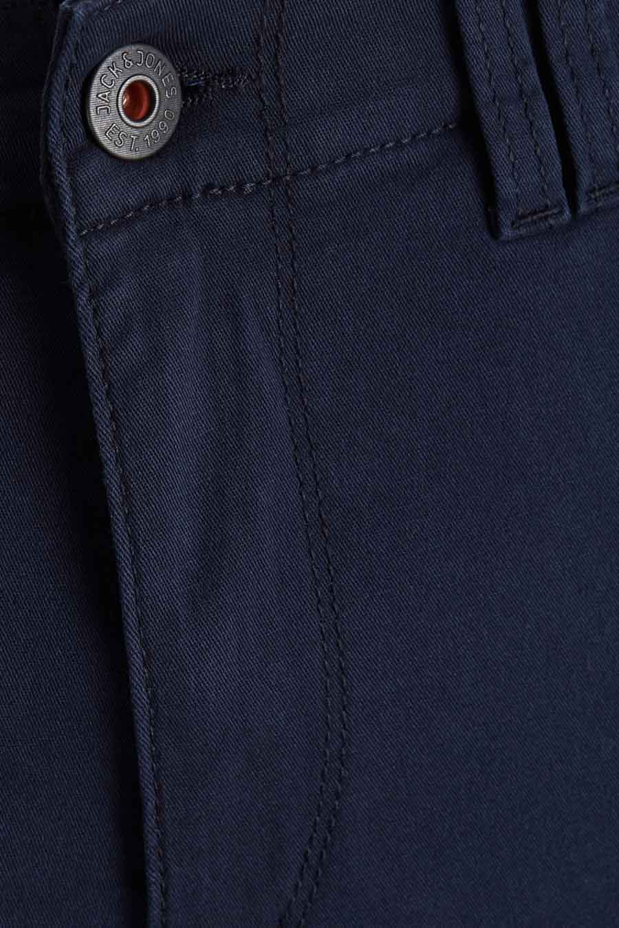 Pantalon cargo bleu marine de JACK & JONES JEANS INTELLIGENCE, détail bouton de fermeture logoté.