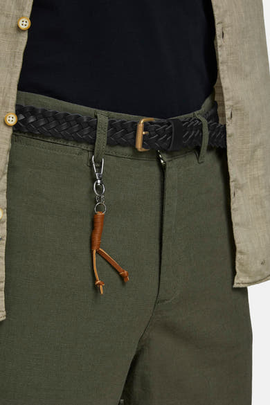 Zwarte gevlochten riem van ACCESSORIES BY JACK & JONES met gouden gesp en sleutelhangerdetail.