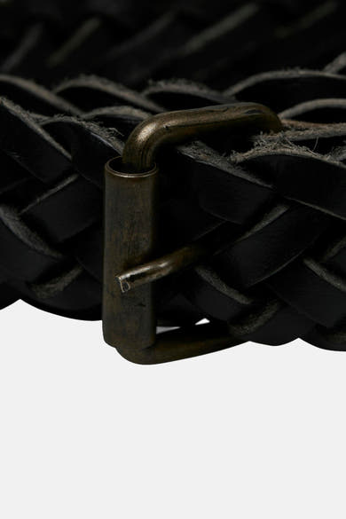 Zwarte gevlochten riem van Accessories by Jack & Jones, met verouderde metalen gesp in close-up.