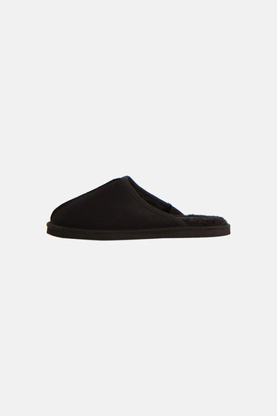 Chausson mule noir de ACCESSORIES BY JACK & JONES, avec doublure intérieure douce en fausse fourrure, présenté de côté.