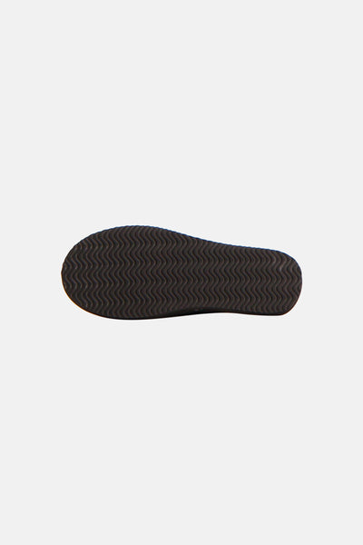 Tongs noires de ACCESSORIES BY JACK & JONES, semelle texturée ondulée vue du dessous.