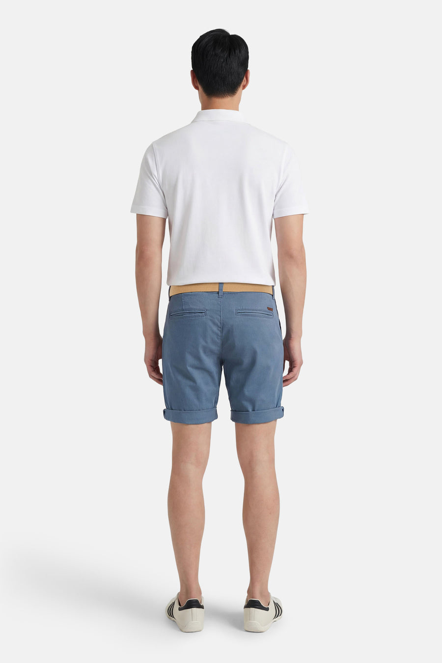 Short bleu de JACK & JONES JEANS INTELLIGENCE, porté avec une ceinture beige et un polo blanc, vue de dos.