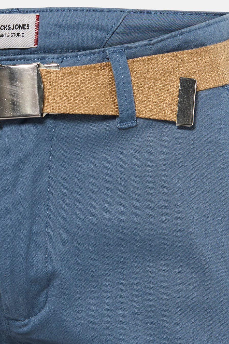 Short bleu par JACK & JONES JEANS INTELLIGENCE, avec une ceinture en toile beige et une boucle métallique argentée.
