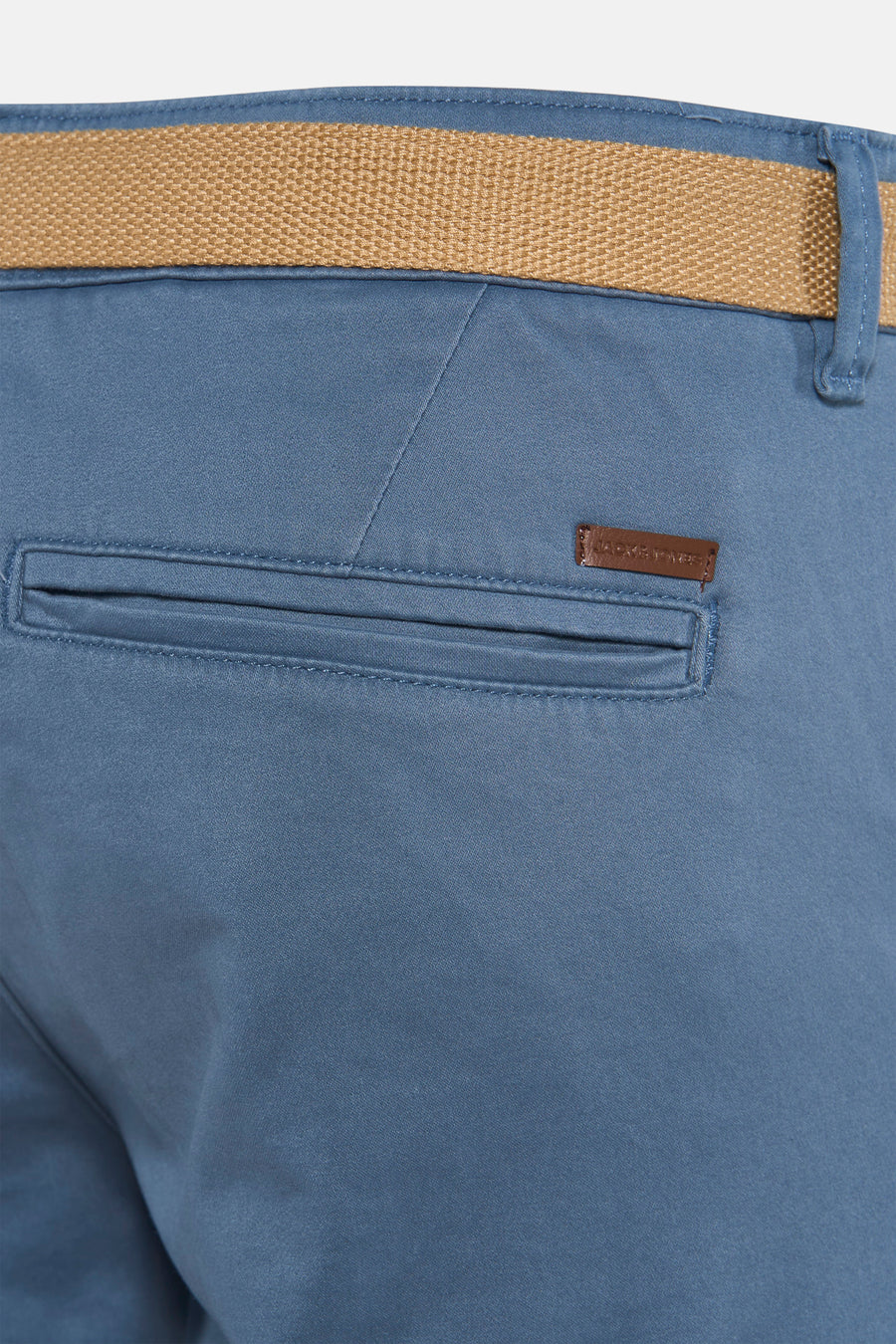 Short bleu de JACK & JONES JEANS INTELLIGENCE avec ceinture marron en tissu visible, poche arrière passepoilée et étiquette logo.