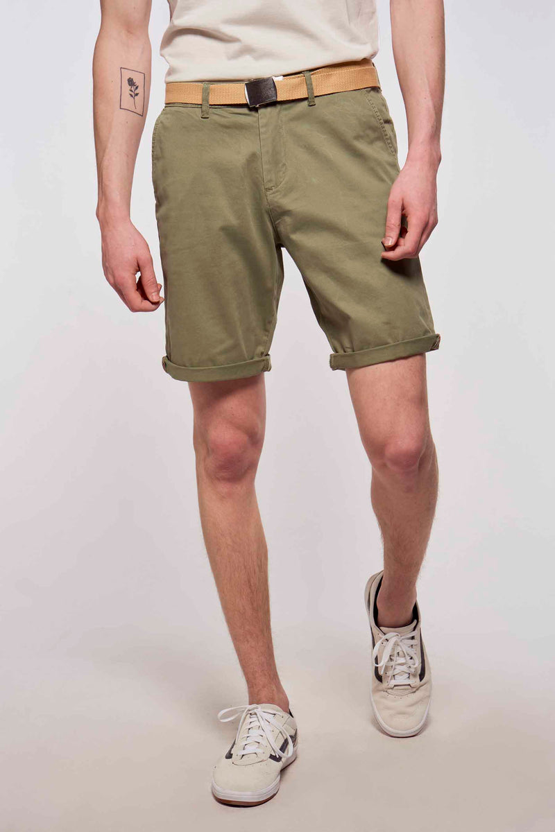 Korte groene broek van JACK & JONES JEANS INTELLIGENCE, met beige riem, gedragen met een wit T-shirt en sneakers.