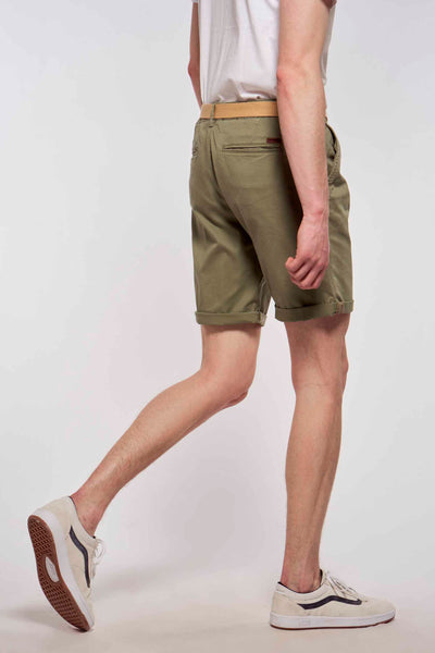 Short vert par JACK & JONES JEANS INTELLIGENCE, avec ceinture beige et ourlets retroussés, en style décontracté.