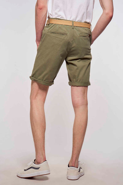 Short vert de JACK & JONES JEANS INTELLIGENCE, avec ceinture beige, porté avec un t-shirt blanc et des baskets.