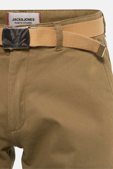 Short kaki de JACK & JONES, avec ceinture en toile beige et boucle argentée.