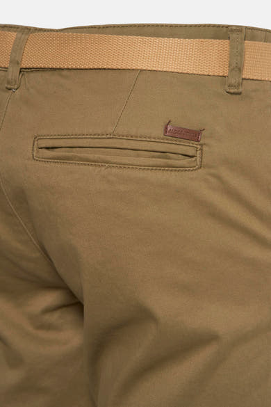 Korte kaki van JACK & JONES JEANS INTELLIGENCE, met een geweven bruine riem en een paspelzak achter.