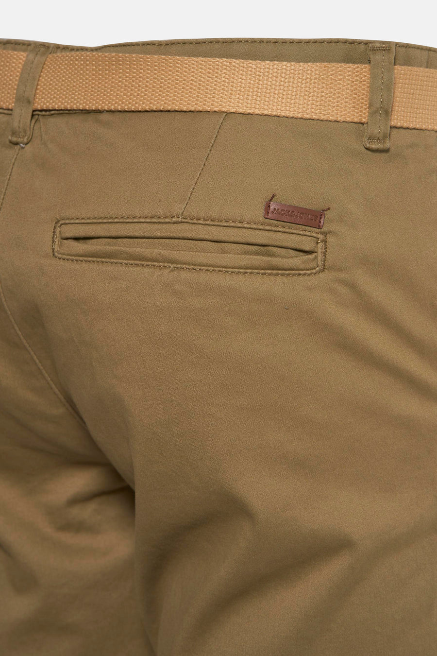 Korte kaki van JACK & JONES JEANS INTELLIGENCE, met een geweven bruine riem en een paspelzak achter.