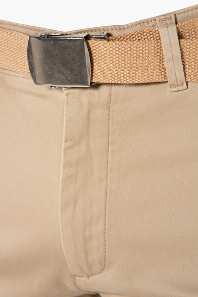 Short beige by JACK & JONES JEANS INTELLIGENCE avec ceinture et fermeture en métal argenté.