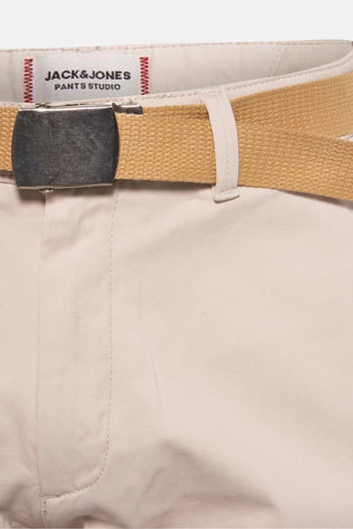 Korte beige short van JACK & JONES, met een camelkleurige canvas riem en een zilveren gesp.