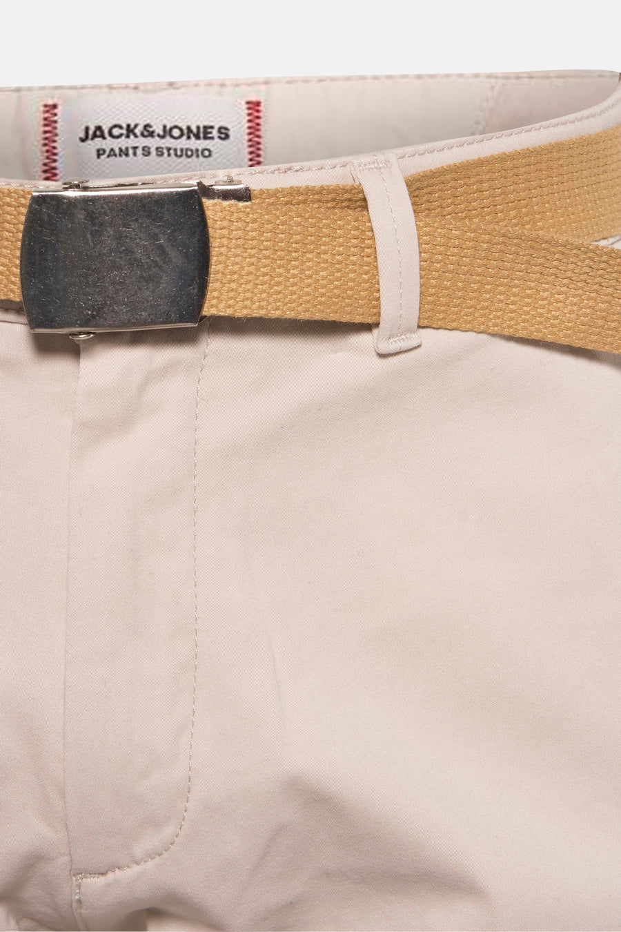 Korte beige short van JACK & JONES, met een camelkleurige canvas riem en een zilveren gesp.