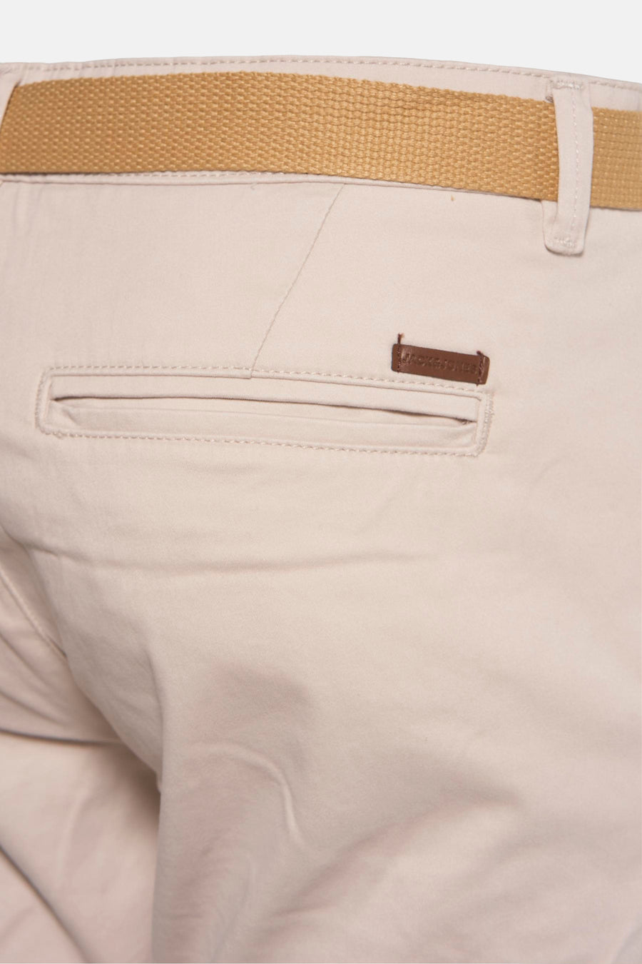 Korte beige short van JACK & JONES JEANS INTELLIGENCE, paspelzak aan de achterkant en gevlochten camelkleurige riem.