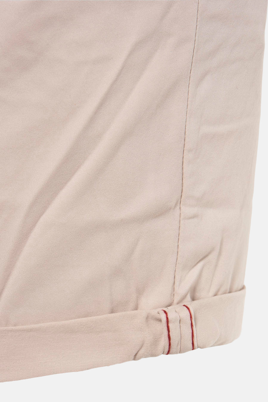 Korte beige short van JACK & JONES JEANS INTELLIGENCE met omgeslagen zoom die een rode bies onthult.