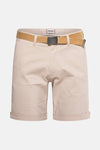 Korte beige short van JACK & JONES JEANS INTELLIGENCE, met een lichtbruine gevlochten riem met metalen gesp.