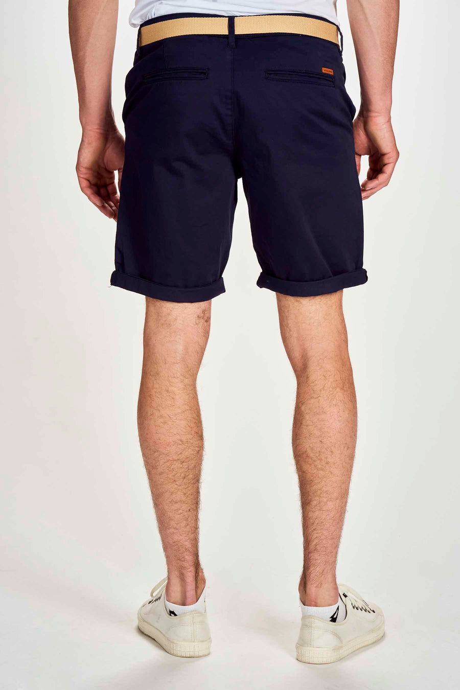 Korte blauwe van JACK & JONES JEANS INTELLIGENCE met een beige riem, gedragen met witte schoenen en witte sokken.