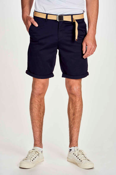 Marineblauwe korte broek van JACK & JONES JEANS INTELLIGENCE, gedragen met een beige riem en witte sneakers.