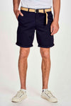 Marineblauwe korte broek van JACK & JONES JEANS INTELLIGENCE, gedragen met een beige riem en witte sneakers.